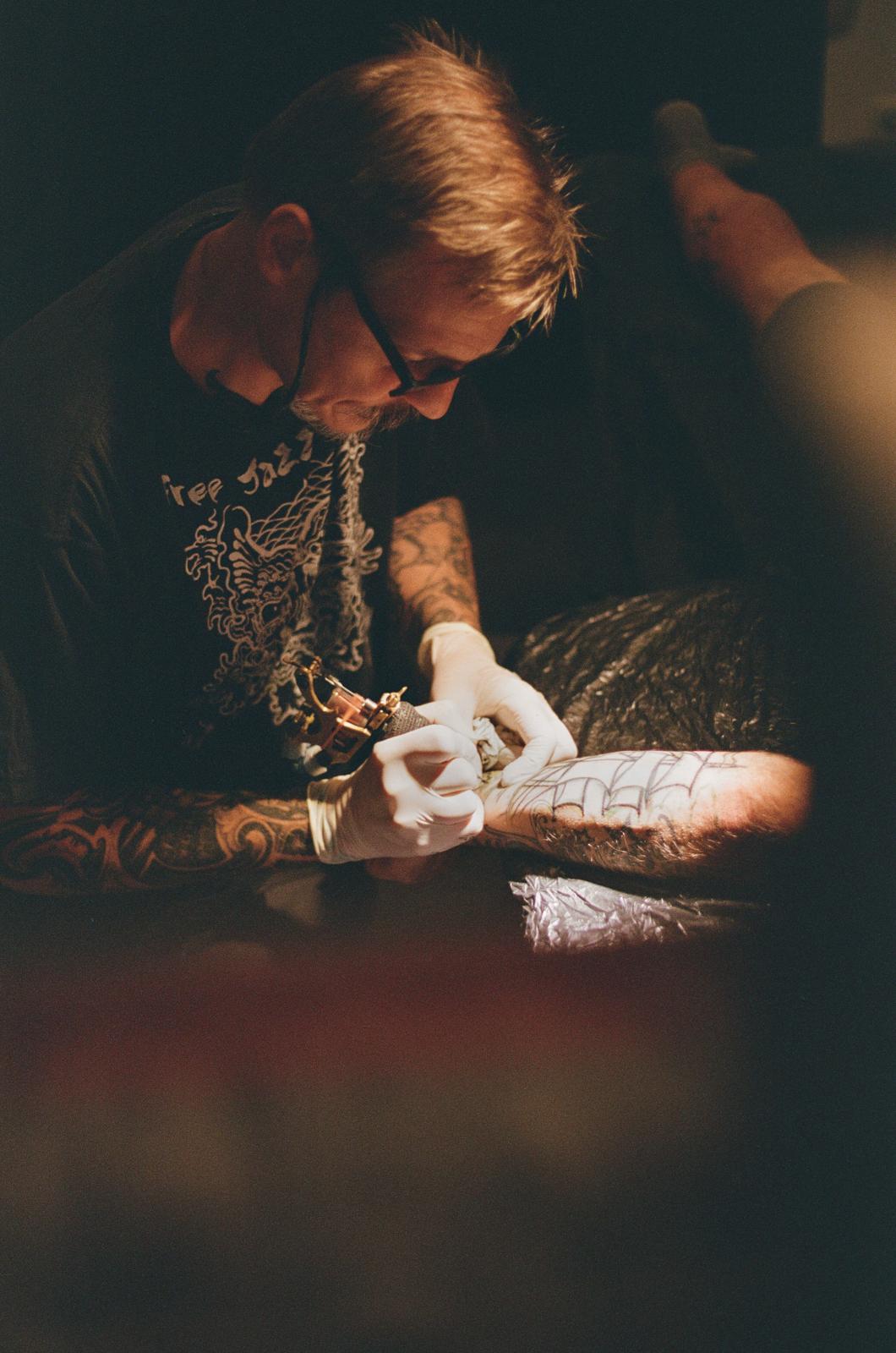 Andreas Roither bei der Arbeit im Tattoo Studio